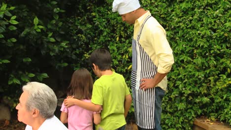 Großmutter-Spricht-Beim-Familiengrill