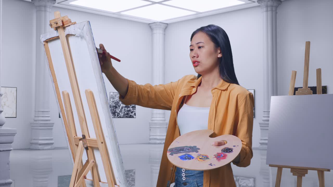 미술관 에서 그림 을 그리는 여자 예술가