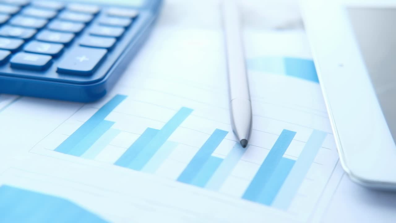 documentos de negocios con calculadora, tableta y bolígrafo