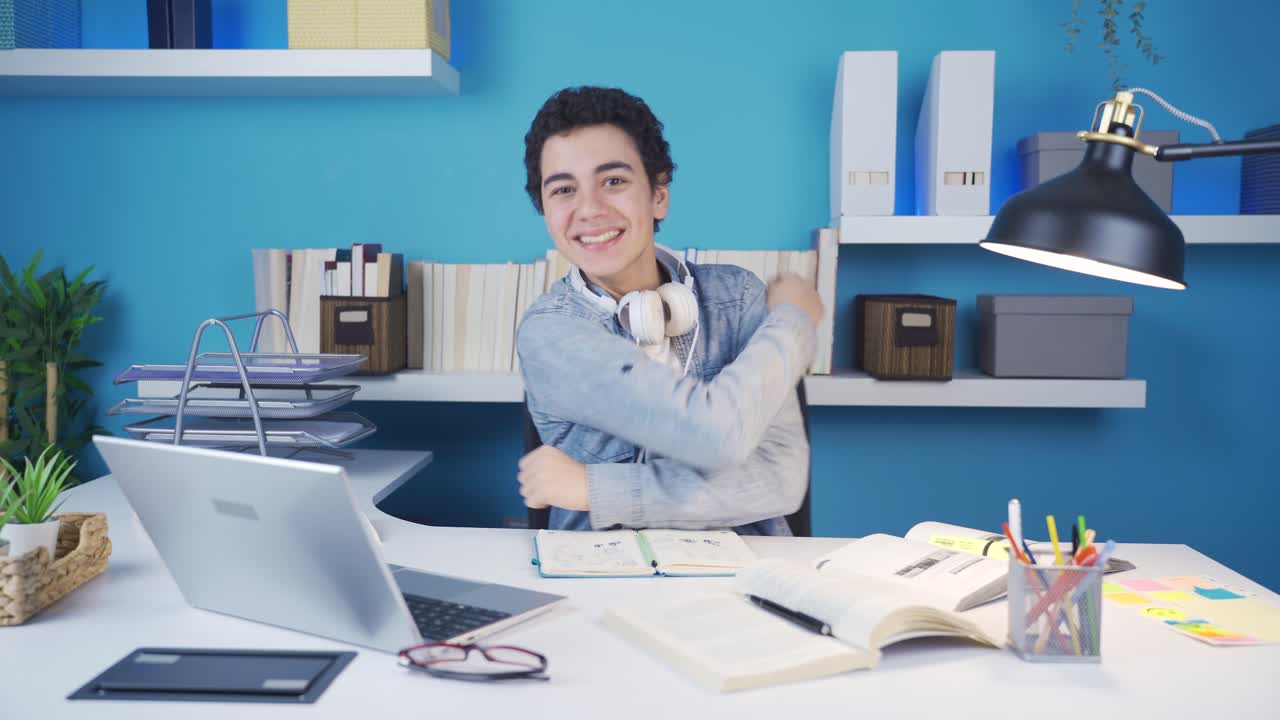 el estudiante que mira a la cámara esperando algo que quiere que suceda y es feliz cuando consigue lo que quiere.
