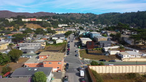 vista aérea baja sobre las calles de la ciudad de pacifica, día soleado en california, ee.uu.