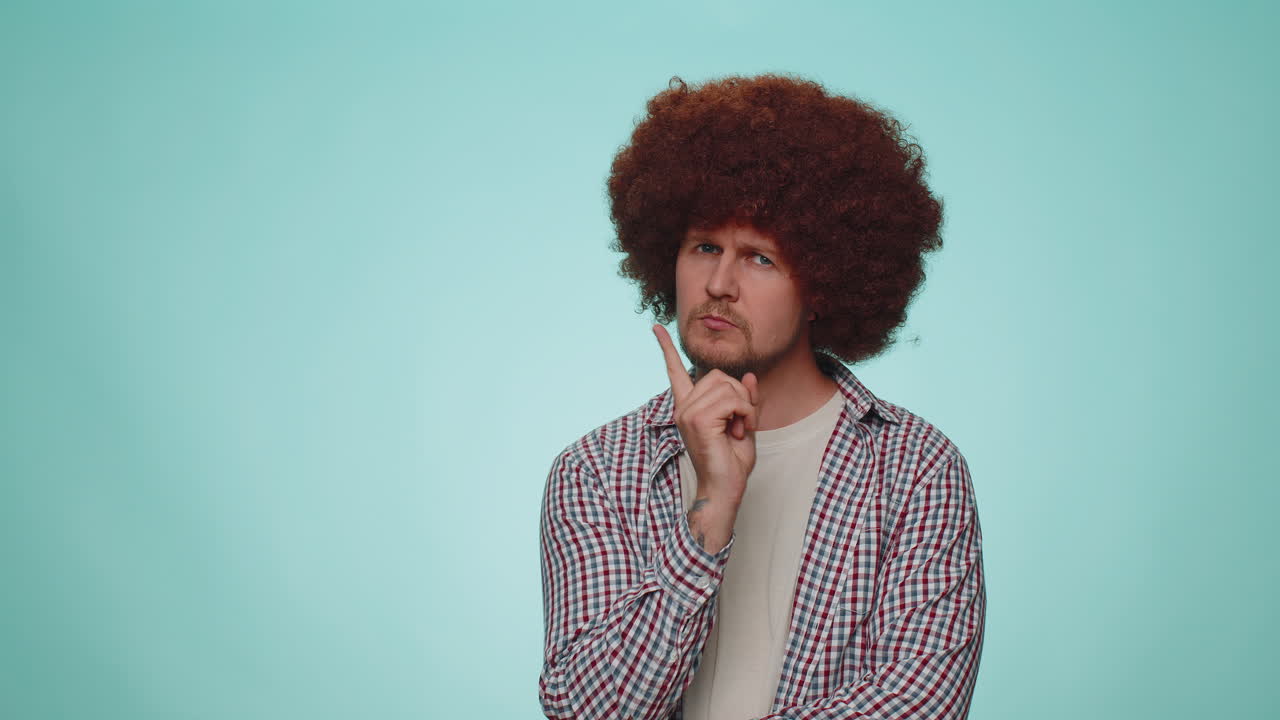 el hombre disgustado agita el dedo, diciendo no, ten cuidado, regañando, dando consejos para evitar el peligro error