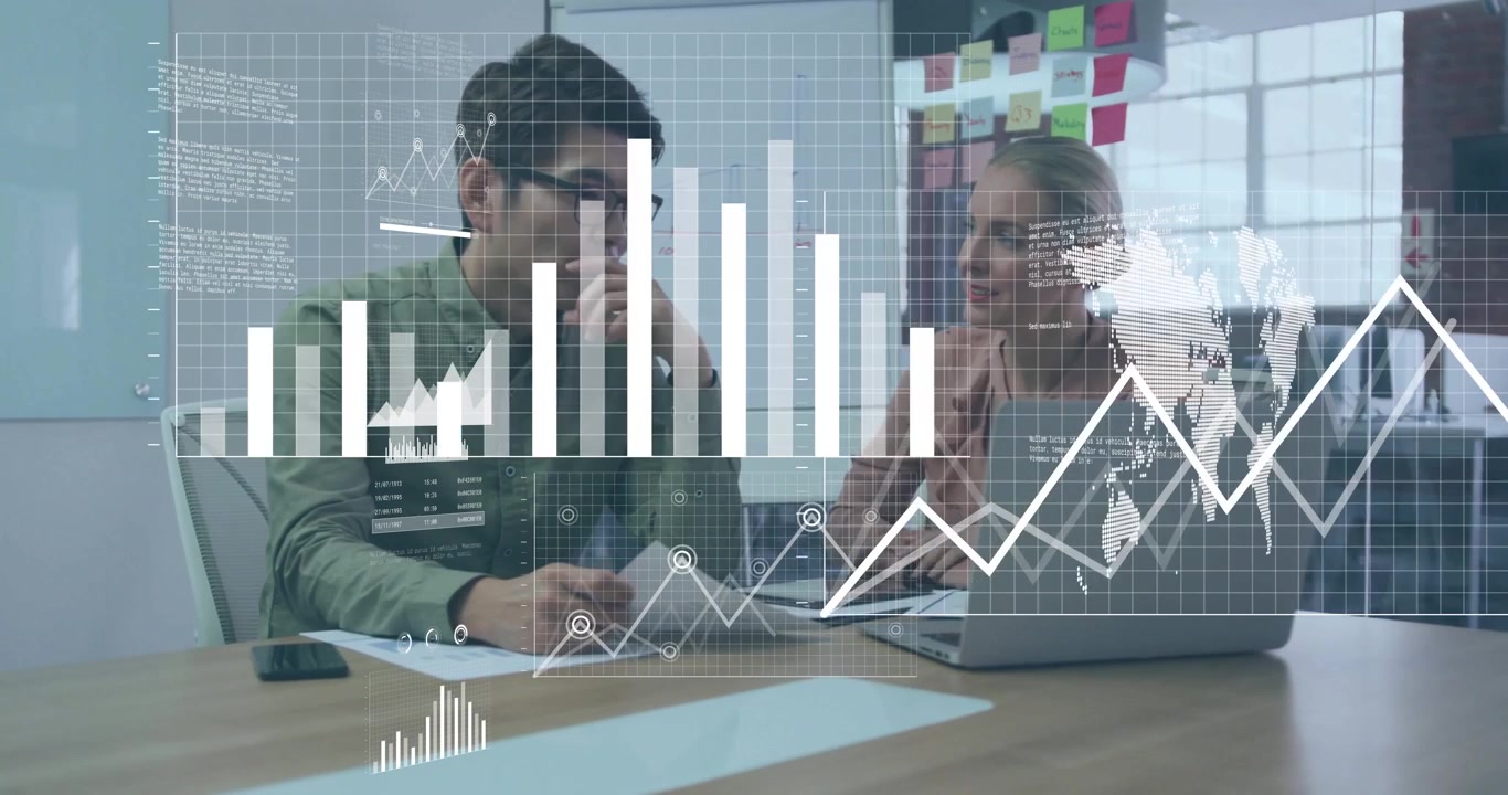 Analista de datos seleccionando gráficos y analista de negocios abriendo el portátil para iniciar gráficos empresariales para revisión.