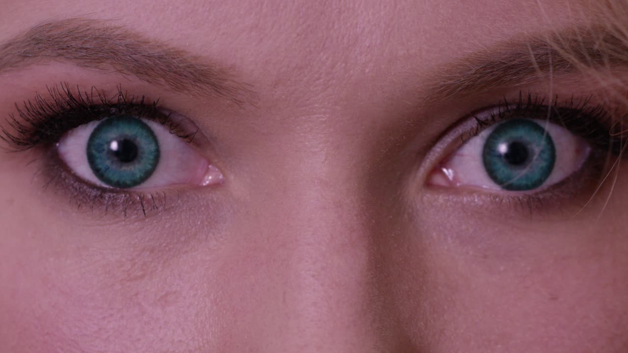 메이크업 과 푸른색 콘택트 렌즈 를 착용 한 여자 의 눈 의 클로즈업
