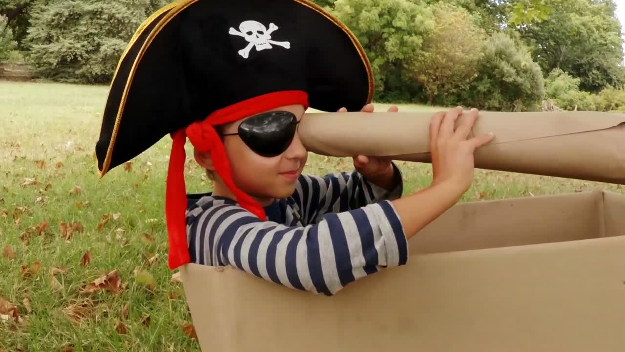 un niño fingiendo ser un pirata.