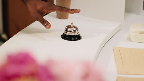 los huéspedes del hotel tocan la campana de servicio.