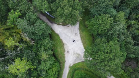 Vista-Cenital,-Toma-Aérea-De-Drones-De-Un-Camino-De-Cruce-En-Medio-De-Un-Bosque