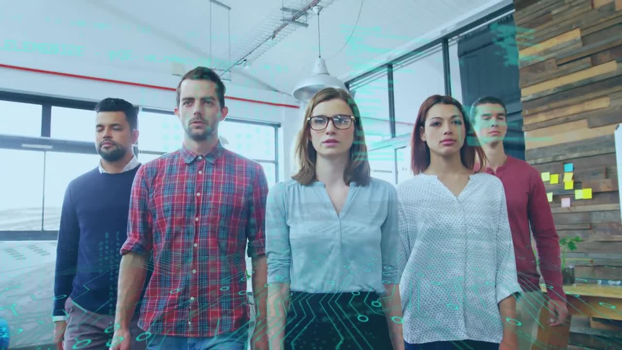 conexiones de microprocesadores y procesamiento de datos contra diversos colegas de oficina caminando en la oficina