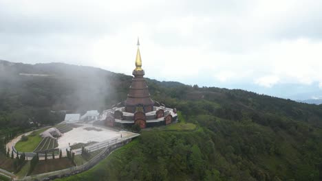 misterioso vuelo de drones a través de las nubes con la pagoda doi inthanon en la distancia