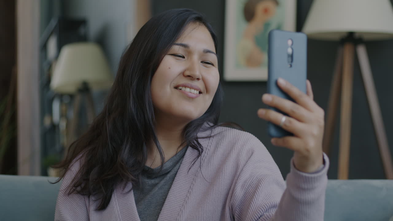 mujer haciendo una llamada de video