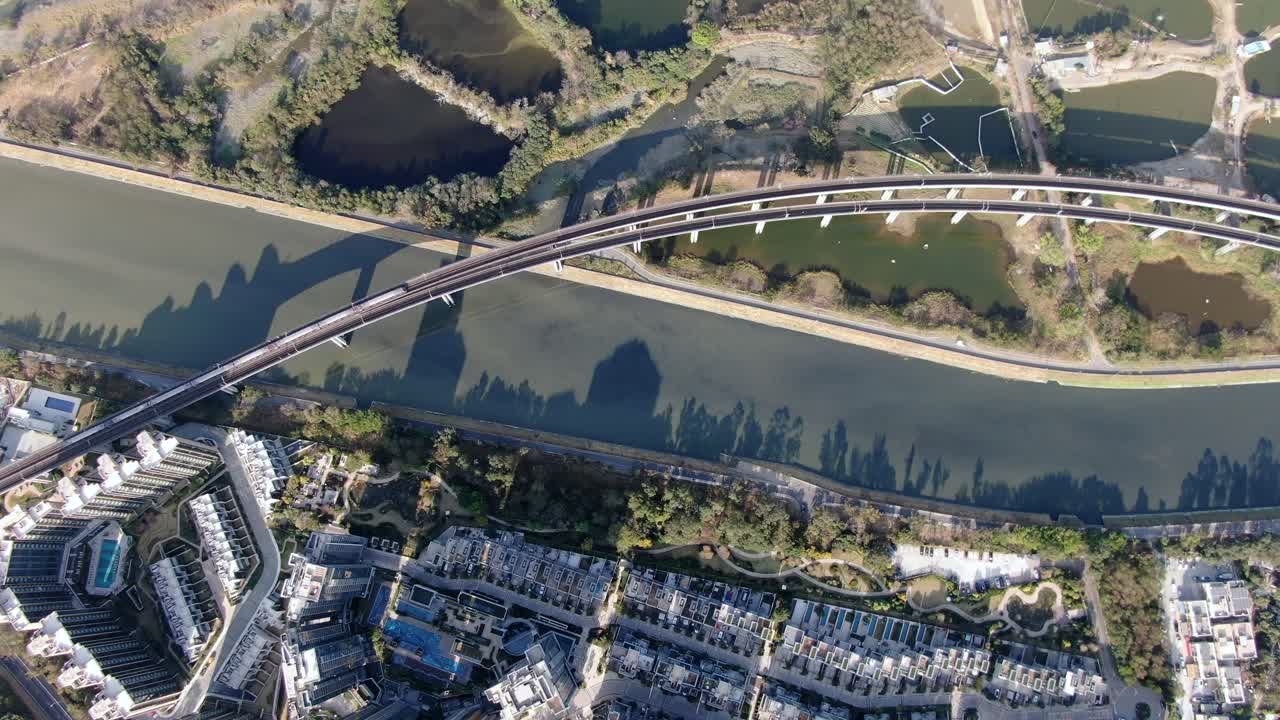 다리를 건너는 홍콩 외곽 mtr 시티 트램, 조감도