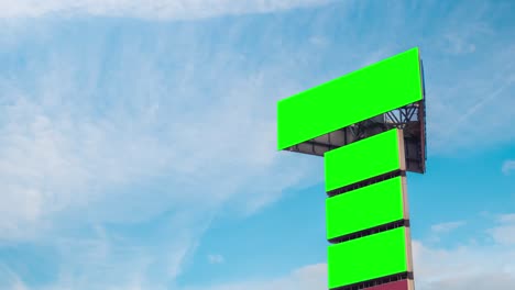 lapso de tiempo: cuatro carteles verdes en blanco y nubes blancas en movimiento contra el cielo azul