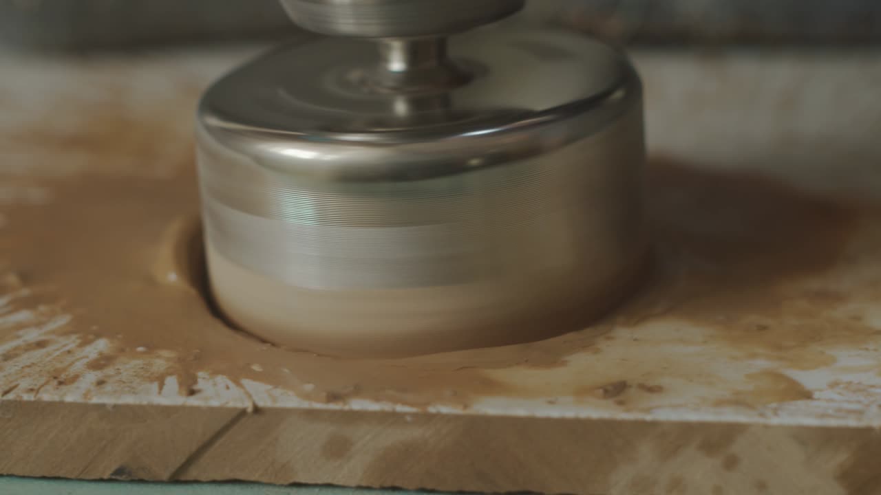 perforación de una baldosa cerámica con una corona, primer plano. procesamiento de baldosas perforación del núcleo de diamante, renovación de apartamentos