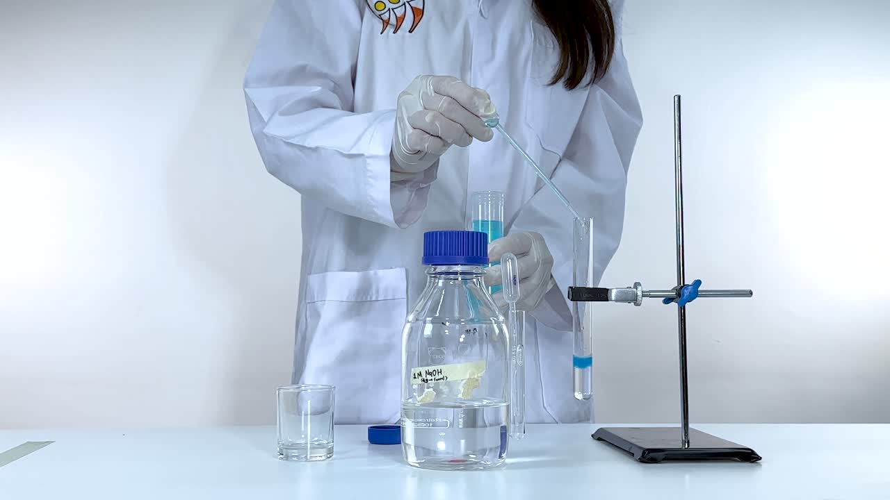 experimento científico con productos químicos
