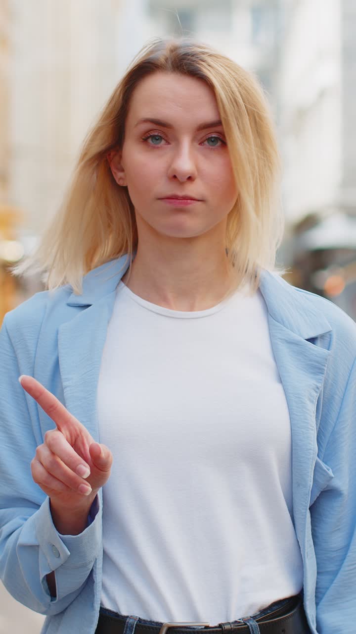 недовольная расстроенная женщина реагирует неприятная ужасная идея недовольная плохим качеством покачивай пальцем нет