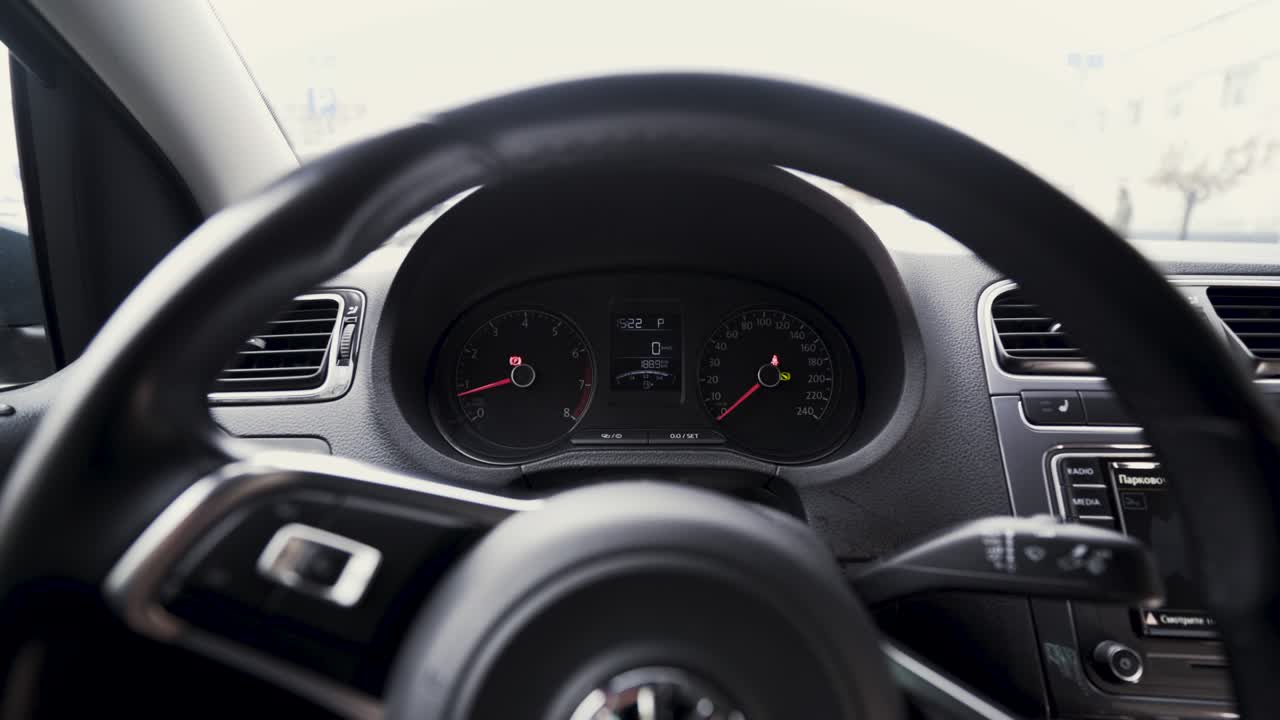 스티어링  뒤에 대시보드가 있는 승용차의 내부 전망: 엔진 속도 스케일의 클로즈업, 운송의 개념.