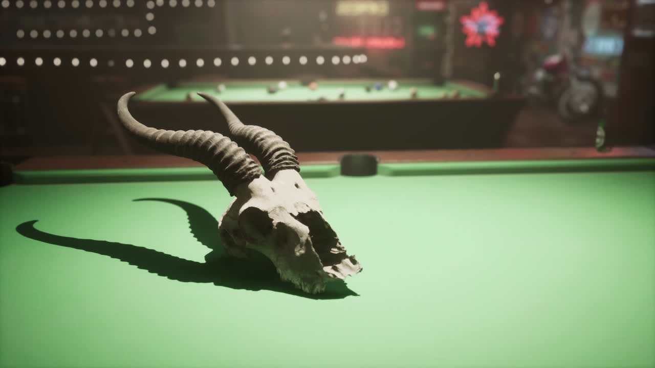 빌리어드 테이블 위에 가짜 동물 두개골