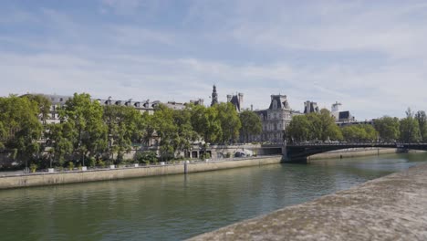 Puente-Pont-D&#39;arcole-Que-Cruza-El-Río-Sena-En-París,-Francia-Con-Turistas