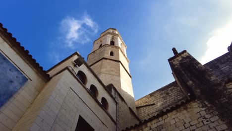 Iglesia-En-El-Centro-De-La-Ciudad-De-Figuras-En-España-Junto-Al-Museo-Salvador-Dalí.