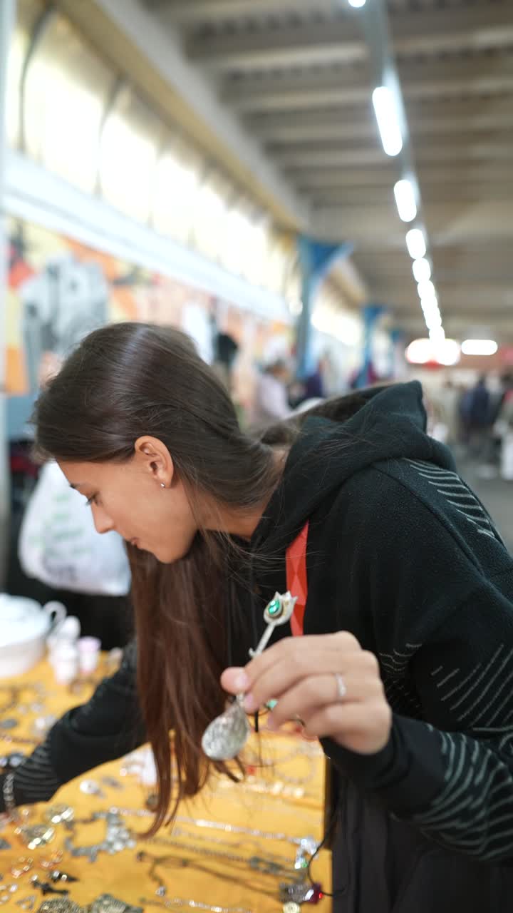 mujer mirando joyas en un mercado