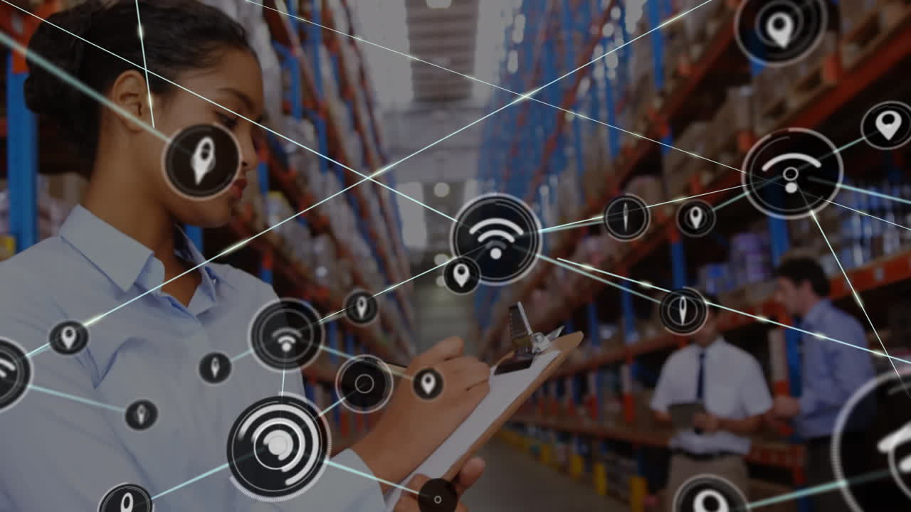 animación de la red de conexiones con iconos sobre mujer biracial trabajando en el almacén.