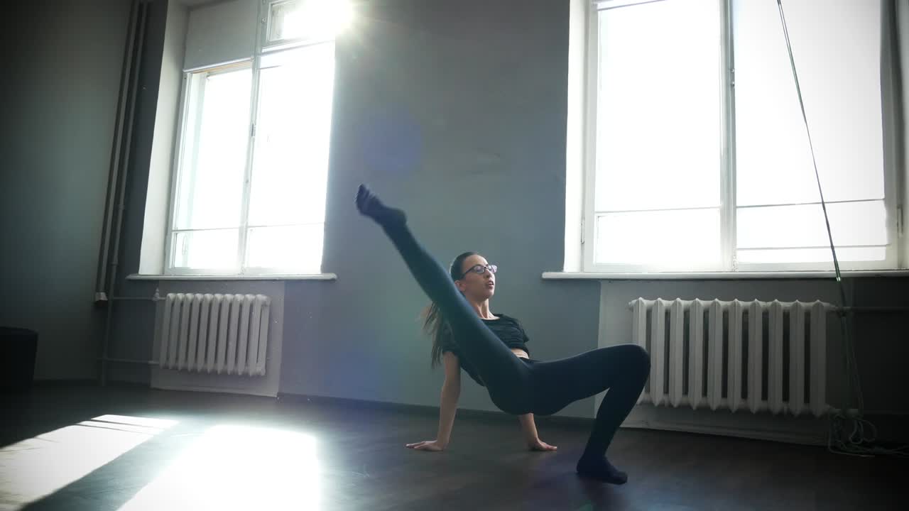 современная счастливая балетная танцовщица белая женщина