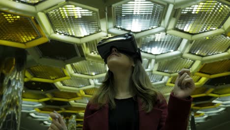 mujer experimentando realidad virtual en un aeropuerto moderno