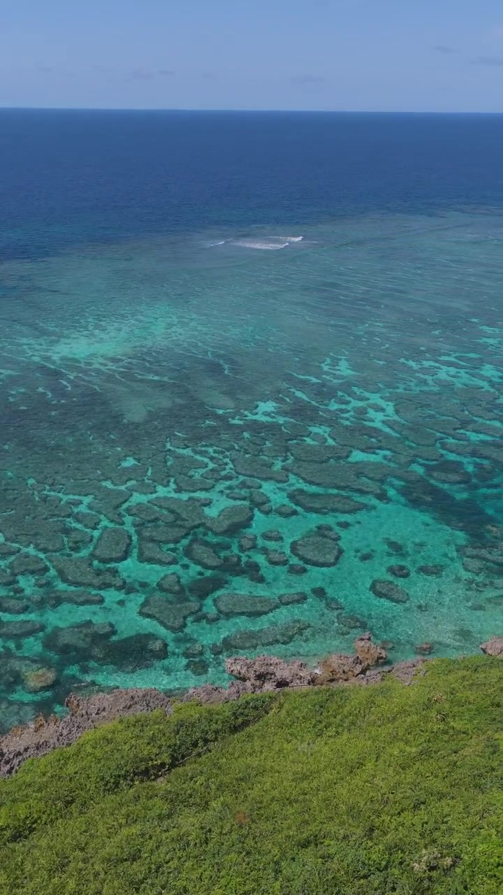 Sentiero pedonale al Giardino Marino di Imgya - Acque turchesi e barriere coralline sull'isola di Miyako a Okinawa, Giappone. - ripresa aerea verticale