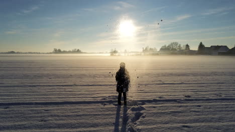 Kleiner-Junge-Spielt-Im-Schnee-Auf-Einem-Großen-Feld