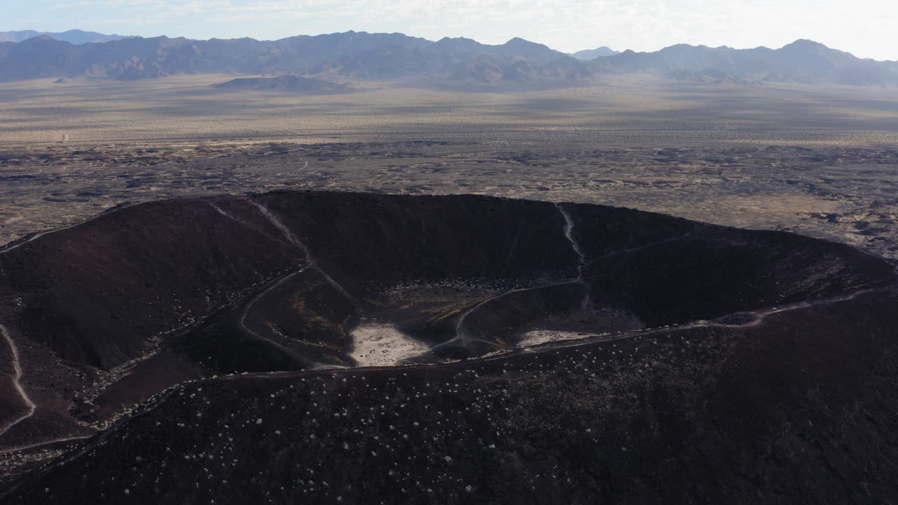 Vista aérea alejándose del volcánico cráter Amboy en el desierto de Mojave