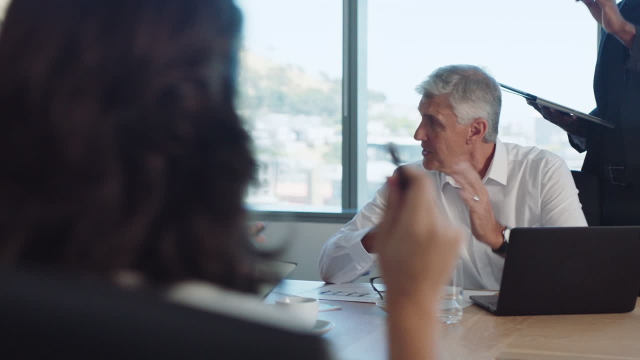 uomini d'affari aziendali che si incontrano in sala riunioni, colleghi che discutono di strategie, condividono problemi, risolvono idee, collaborano in ufficio 4k