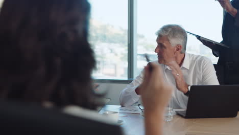 Empresarios-Corporativos-Reunidos-En-La-Sala-De-Juntas-Intercambiando-Ideas-Con-Colegas-Discutiendo-Estrategias-Compartiendo-Ideas-Para-Resolver-Problemas-Colaborando-En-La-Oficina-4k