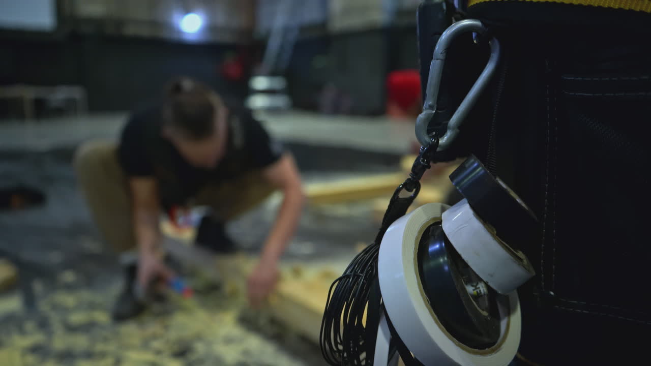 도구 를 가지고 있는 건설 노동자