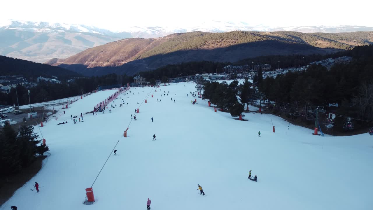 dji mini 2 in 4k로 카탈루냐 지방 라 몰리나에서 촬영한 영상