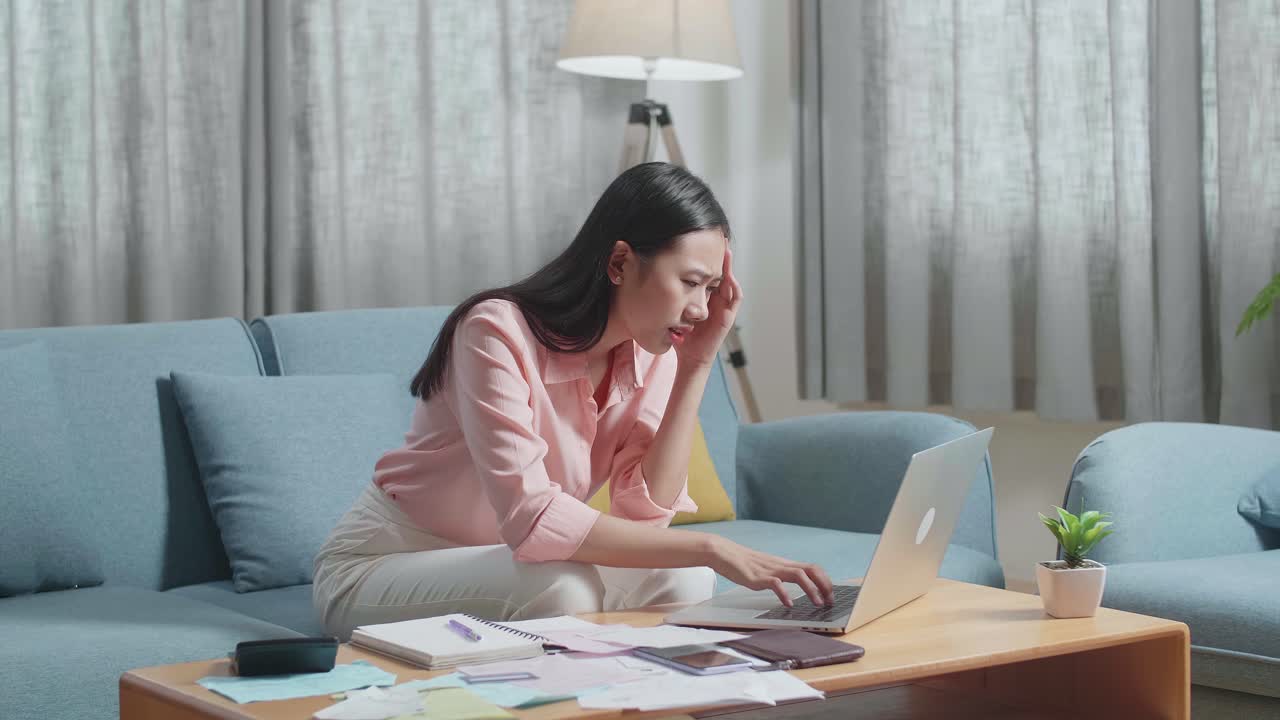 집 에서 노트북 을 사용 하면서 두통 을 고 있는 아시아인 여자
