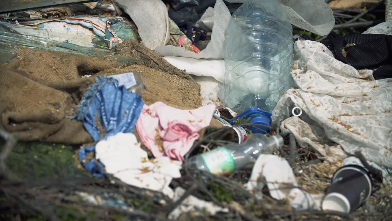 contaminación ambiental. contaminación de la naturaleza con basura