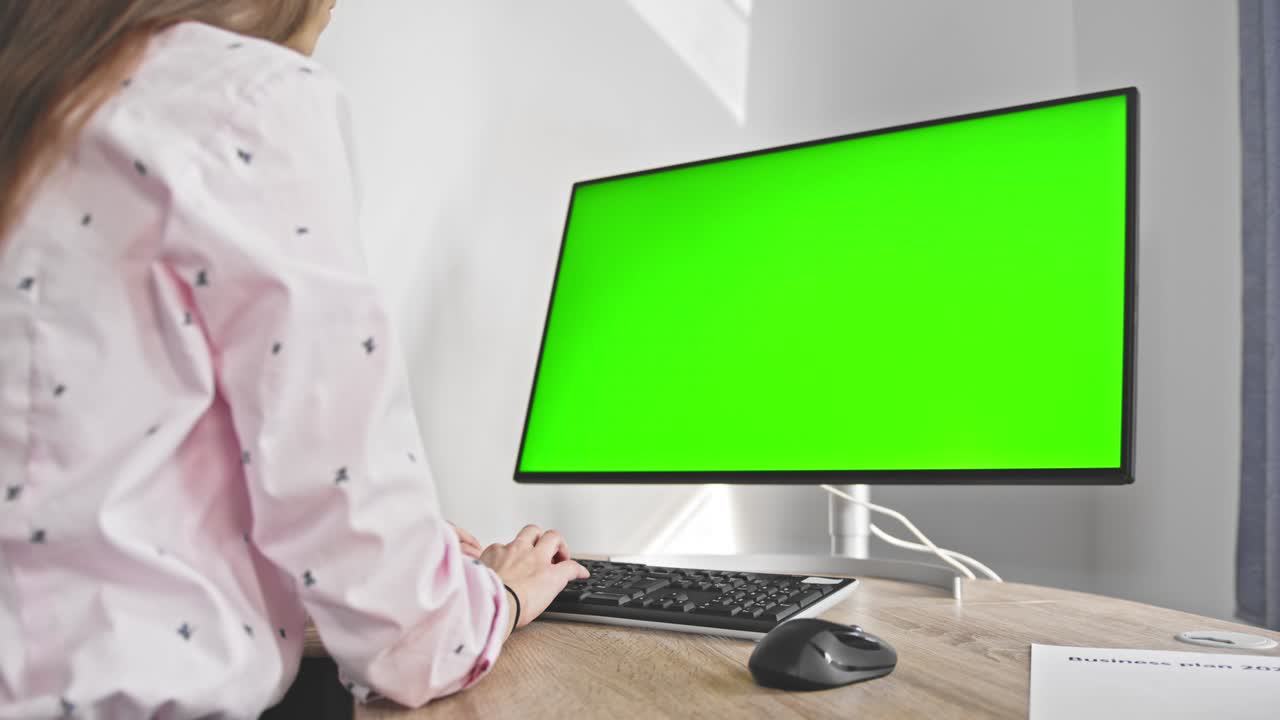 두 명의 사업가 여성이 격리 기간 동안 가정 사무실에서 일합니다.