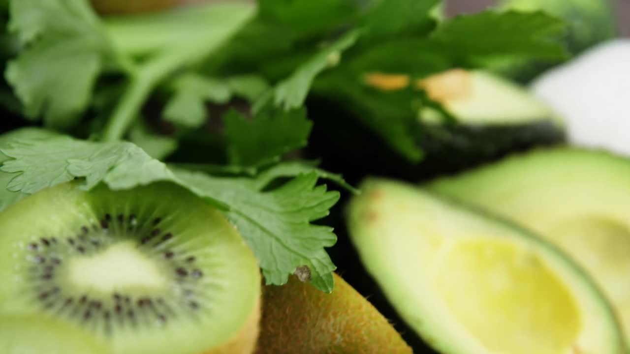 Varietà di frutta fresca verde su tavolo in legno