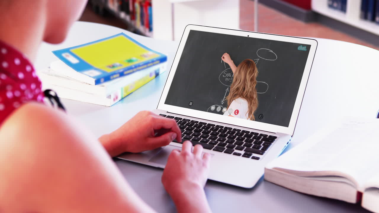 estudiante caucásica usando una computadora portátil en videollamada con una maestra