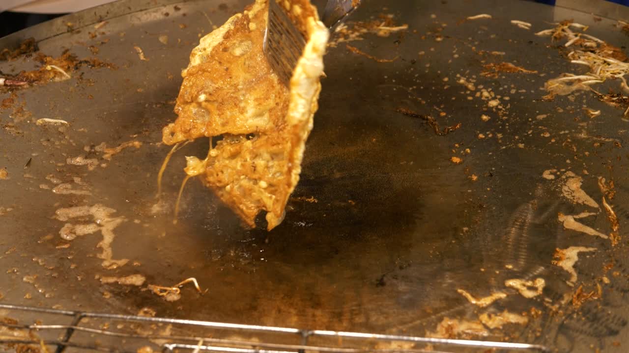 주방장은 해산물과 굴 오믈렛을 주걱으로 뒤집고, 태국의 기름기 많은 음식, 슬로우 모션 비디오