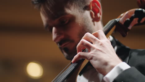 el violonchelista está tocando el violonchelo en un ensayo en la sala de conciertos o un concierto de violoncelista en la vieja ópera