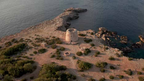 Volando-Lejos-De-La-Torre-Pirata-En-Ibiza,-Vista-Aérea-De-La-Torre-De-Vigilancia