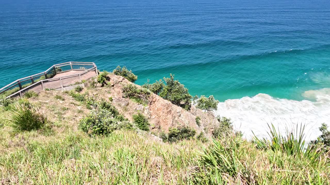 волны бьются об скалу, спокойный вид на океан.
