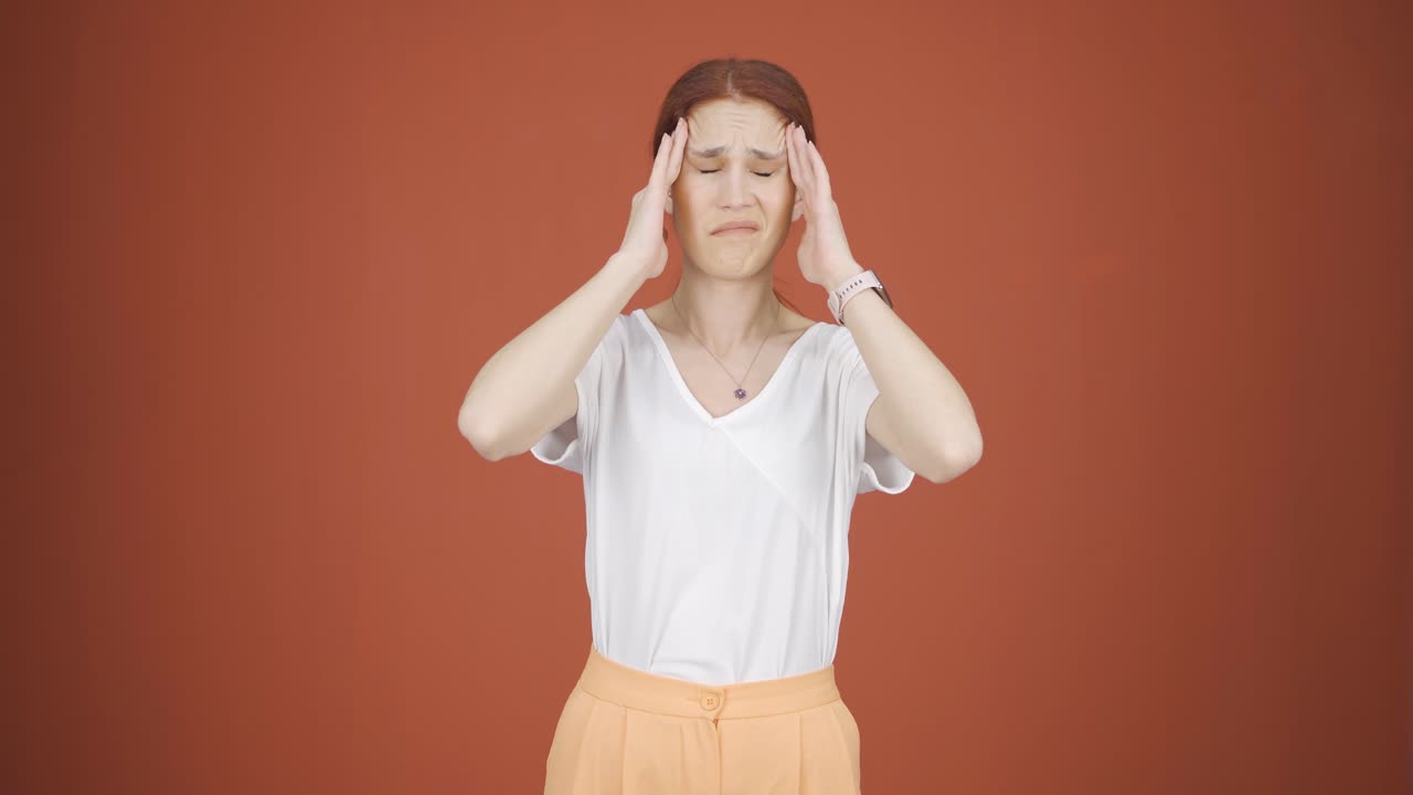 una mujer con dolor de cabeza.