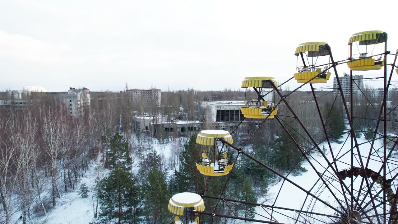 겨울에 체르노빌 재해 제외 구역에 버려진 프리피야트 도시