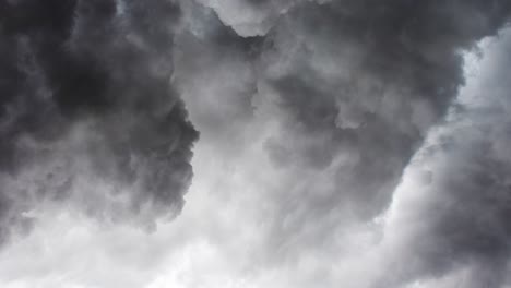 Blick-Auf-Schweren-Sturm-Bei-Dunklen-Wolken