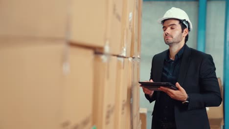 Fabrikleiter-Nutzt-Tablet-Computer-Im-Lager-Oder-In-Der-Fabrik