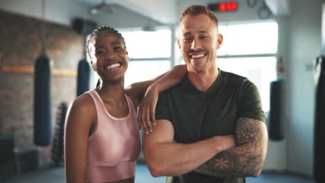 Gimnasio,-Equipo-De-Diversidad-Y-Sonrisa-Para-Estar-En-Forma