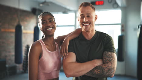 sportschool, diversiteitsteam en glimlach voor fitness