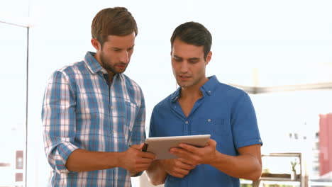 hombres de negocios ocasionales que usan tabletas